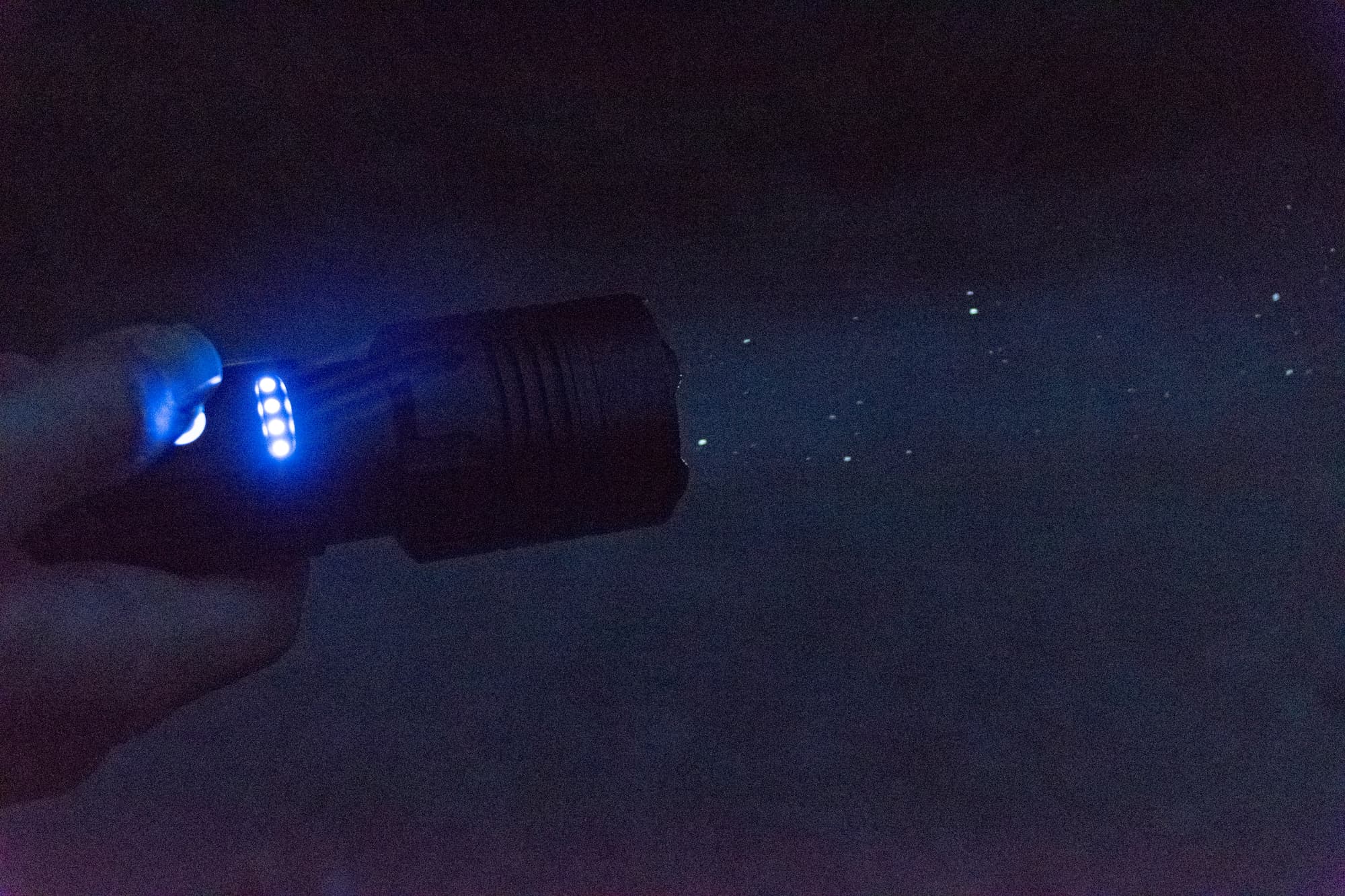 Close-up van het batterij-indicatielampje van de Exortus zaklamp
